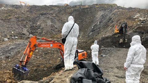 Operarios en el vertedero de Z�ldibar tras su desplome