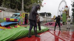 Imagen de archivo del pasado mi�rcoles de los feriantes del San Froil�n secando la lluvia.