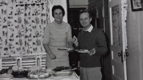 Capote retratado junto a Harper Lee en 1960 en Garden City, Kansas, en la cocina de la vivienda de Alvin Dewey, el agente del KBI (Kansas Bureau of Investigation) encargado de las investigaciones en el caso del asesinato de la familia Clutter.