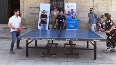 El alcalde de Cambados, Samuel Lago, y la concelleira de Deportes, Noelia G�mez, haciendo un simb�lico saque de honor para promocionar el Torneo de Verano Amateur de Tenis de Mesa que organizan el Cambados TM y la ONG Rescate.