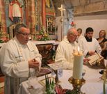 Manuel Escudero, cura de Lousame, se encarg� de oficiar la misa en la que la asistencia de fieles hizo que la iglesia se quedara peque�a.