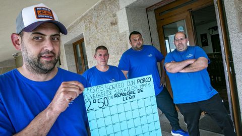 Jos� Mart�nez sostiene uno de los carteles del sorteo con el que quieren recaudar dinero para organizar las fiestas de la parroquia ribeirense de Olveira