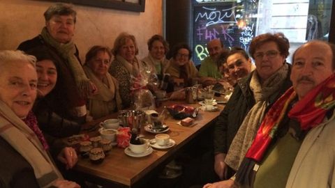 Tras el ba�o, suelen ir a una cafeter�a para entrar en calor. En esta ocasi�n, se reunieron los que se ba�an en invierno y verano para un 'amigo invisible'