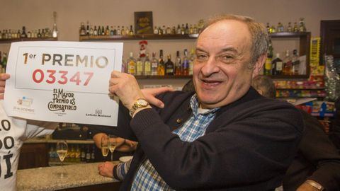 Fernando, en imagen de archivo, cuando en su establecimiento se sell� un d�cimo del Gordo de Navidad