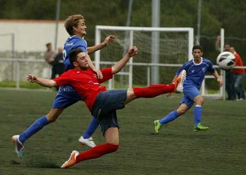 Albertito se emplea a fondo para despejar el bal�n en el partido del pasado domingo. 