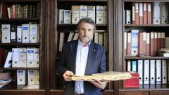 El abogado Javier P�rez Batall�n en su despacho junto al archivo con toda la documentaci�n encontrada de su familia