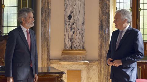 El presidente del Tribunal Supremo, Carlos Lesmes (i), junto al comisario de Justicia europeo, Didier Reynders (d).