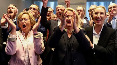 Kristin Brinker, candidata principal del partido de ultraderecha Alternativa para Alemania (AfD), y Alice Weidel, col�der, reaccionan ante los sondeos a pie de urna tras el cierre de la votaci�n en las elecciones estatales de Berl�n.