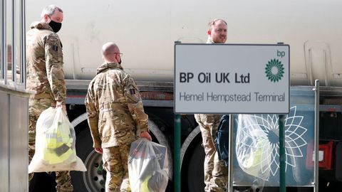 Unos doscientos militares del Ej�rcito brit�nico, la mitad de ellos conductores, han empezado este lunes a transportar combustible a las gasolineras del Reino Unido.