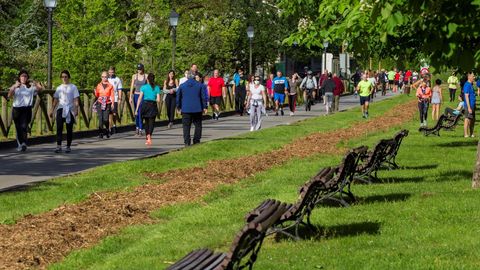 Varias personas practican deporte este sbado en Oviedo