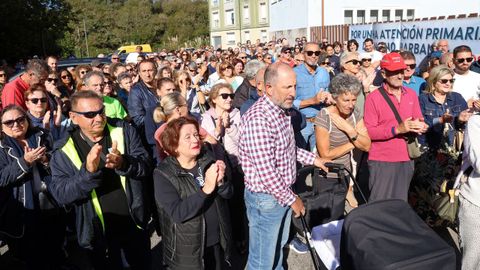 La concentración tuvo lugar a las puertas del centro de salud de A Pobra y reunión a un buen número de personas