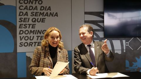 La presidenta del Celta, Mari�n Mouri�o, y el alcalde de Vigo, Abel Caballero, escenificando un acuerdo anterior.