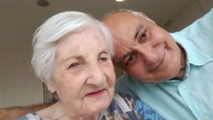 Chisco Naval, no 2023, tomando co m�bil un selfi coa s�a nai, Pepita, falecida apenas un ano despois.