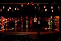 Estudiantes del Galaxia (izquierda) y del Bay�n, en una imagen de archivo de su participaci�n en la Mostra de Teatro Infantil de Ribeira