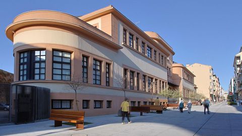 Escuela de Trabajo, de 1935, y actualmente IES Xon Montes