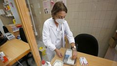 En los centros de salud, en la imagen el Virxe Peregrina de Pontevedra, se sigue vacunando a los mayores de 80 a�os frente al covid y a la gripe