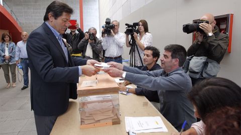 Javier Fern�ndez, en el momento de depositar su voto en el Pabell�n de La Gu�a