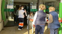 A las puertas del hospital de O Barco se ha instalado un puesto de recepci�n para los que acuden a vacunarse