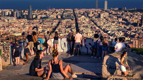 Turistas en los Bunkers del Carmel, con barcelona al fondo