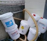 El PSOE documenta filtraciones de tierra al vaso grande y acumulaci�n de envases de cloro en la zona p�blica. 