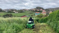 Trabajos de limpieza de fincas en Pant�n, por parte de la empresa de Cedeira Portal Norte