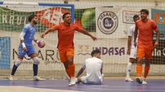 Meira festeja un gol ante O Parrulo.