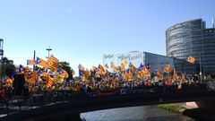 �De qui�n se burla Puigdemont?. El expresidente catal�n huido a Waterloo (B�lgica) jug� ayer al gato y al rat�n con periodistas y polic�as. Dijo que ir�a a Estrasburgo, a la manifestaci�n independentista, pero le pudo m�s el miedo a ser detenido y no fue, con lo que enga�� a sus incondicionales