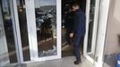 Imagen del cristal roto de la puerta de Casa Perucho, uno de los locales asaltados la madrugada del jueves.