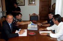 Agust�n Hern�ndez y parte del gobierno local, en la reuni�n celebrada ayer en el Concello de O Grove.