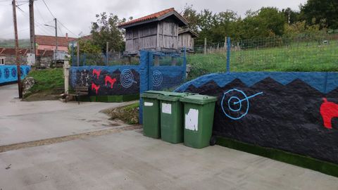 En la imagen se ve la posicin de los tres contenedores que tapan parcialmente un mural de Xulio Fontes en Forxn (Quintela de Leirado) y el terreno prximo donde se podran reubicar.