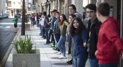 Os mozos dos institutos de Lal�n percorreron as r�as da vila formando unha cadea humana. 