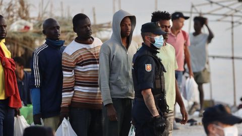 Desalojo de los migrantes de la playa del Trampol�n, en Ceuta