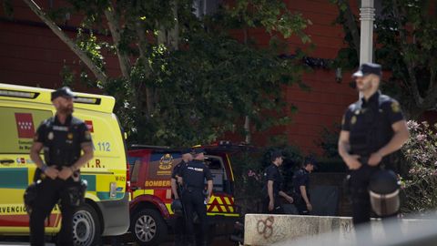 Negociadores de la Polic�a Nacional durante el atrincheramiento de un hombre con su hija en Coslada.