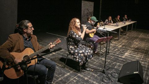 PRESENTACION DEL LIBRO IRMANDIAS, DE AURORA MARCO, EN RIANXO, EN EL ACTO MENSUAL DE BARBANTIA