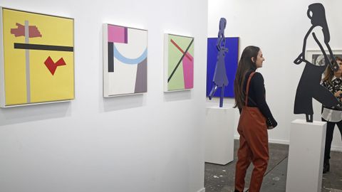 Tres estupendas pinturas de  Gerwald Rockenschaub y esculturas de Julian Opie en la vienesa Krobath