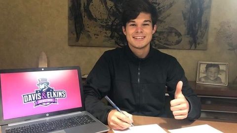 Rivera, firmando los papeles para la beca que le llevará a cruzar el charco el próximo curso
