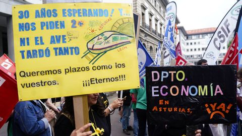 Docentes asturianos se han concentrado este domingo en Oviedo para reclamar al Gobierno del Principado que adopte mejoras laborales y salariales
