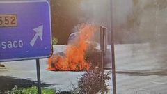 El coche result&oacute; completamente calcinado.