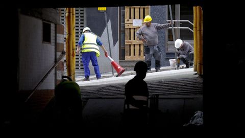 Operarios trabajando en la demolici�n del mercado de Santa Luc�a