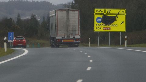 Seal colocada en la A-54 en la salida de Palas para recomendar a los transportistas el uso de la N-547