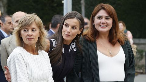 Marta Carazo, a la izquierda de blanco, junto a la reina Letizia