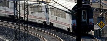 <span lang= es-es >Las dos nuevas se�ales</span>. Apenas tres d�as despu�s del accidente, el ADIF tom� la decisi�n de reducir temporalmente la velocidad hasta los 30 kil�metros por hora (antes eran 80) y establecer un paso intermedio, de 200 a 160 (antes se reduc�a de golpe), con nuevas balizas de frenado.