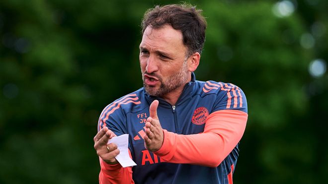 Jos Barcala, durante una de sus primeras sesiones como entrenador del Bayern de Mnich femenino.