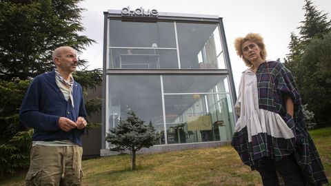 Alfredo Olmedo y Charo Froj�n dirigen D-due en Rianxo.