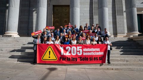 Concentracin a las puertas del Congreso de parlamentarios de Vox en contra de la ley del solo s es s