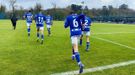 Los jugadores del Vetusta, con Yayo en primer plano, antes del segundo tiempo ante el Praviano