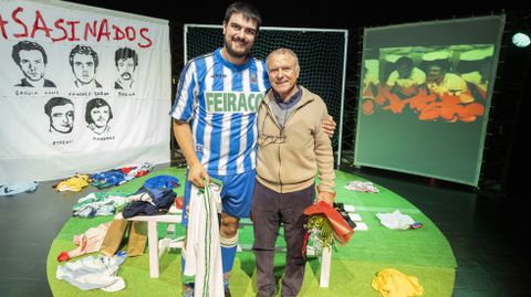 Javier Castieira, intrprete de la obraBrazaletes, y Sergio Manzanera, este pasado viernes en Vimianzo
