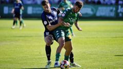 El asturiano Cardero es acosado por el capit�n de la Ponferradina, Markel Lozano 