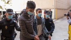 Dos de los magreb�es detenidos que huyeron de un avi�n que aterriz� de urgencia en Palma de Mallorca por una falsa emergencia m�dica, en una imagen de archivo.