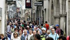 Las aglomeraciones de turistas durante el d�a van diluy�ndose a lo largo de la jornada hasta casi desaparecer por la noche. 